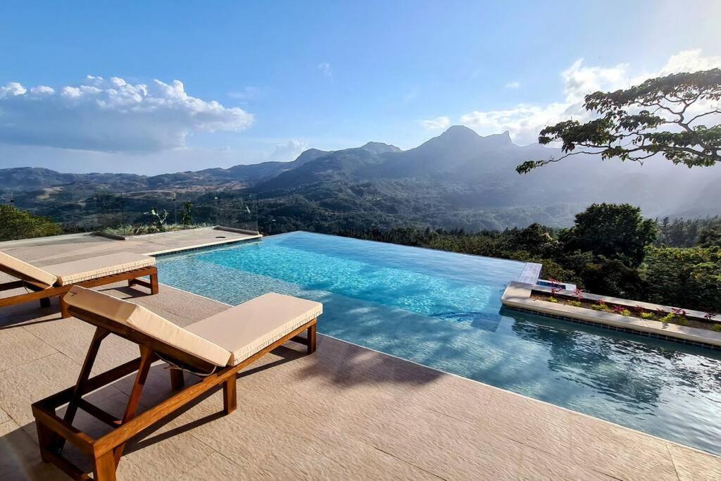 查梅Cabaña con Espectacular Vista a las Montañas的山景游泳池