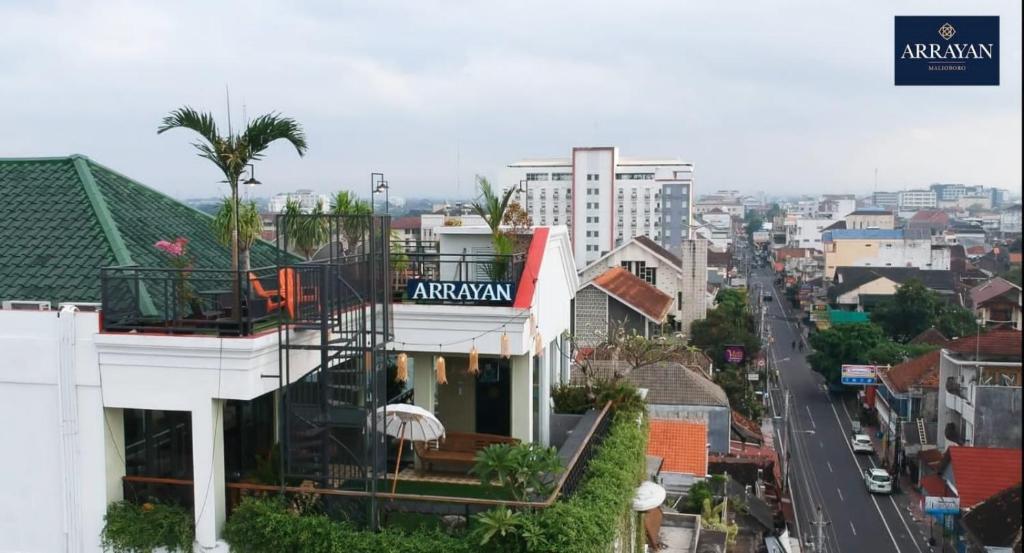 日惹Arrayan Malioboro Syariah的享有城市美景,拥有建筑和街道