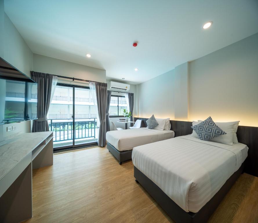 曼谷College Haus Rangnam的酒店客房,设有两张床和一张沙发