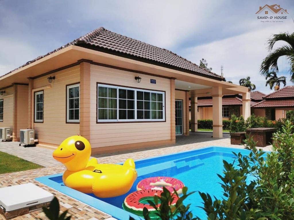 梅尔皮姆Sand-D House Pool villa B30 at Rock Garden Beach Resort Rayong的游泳池前有橡皮鸭的房子