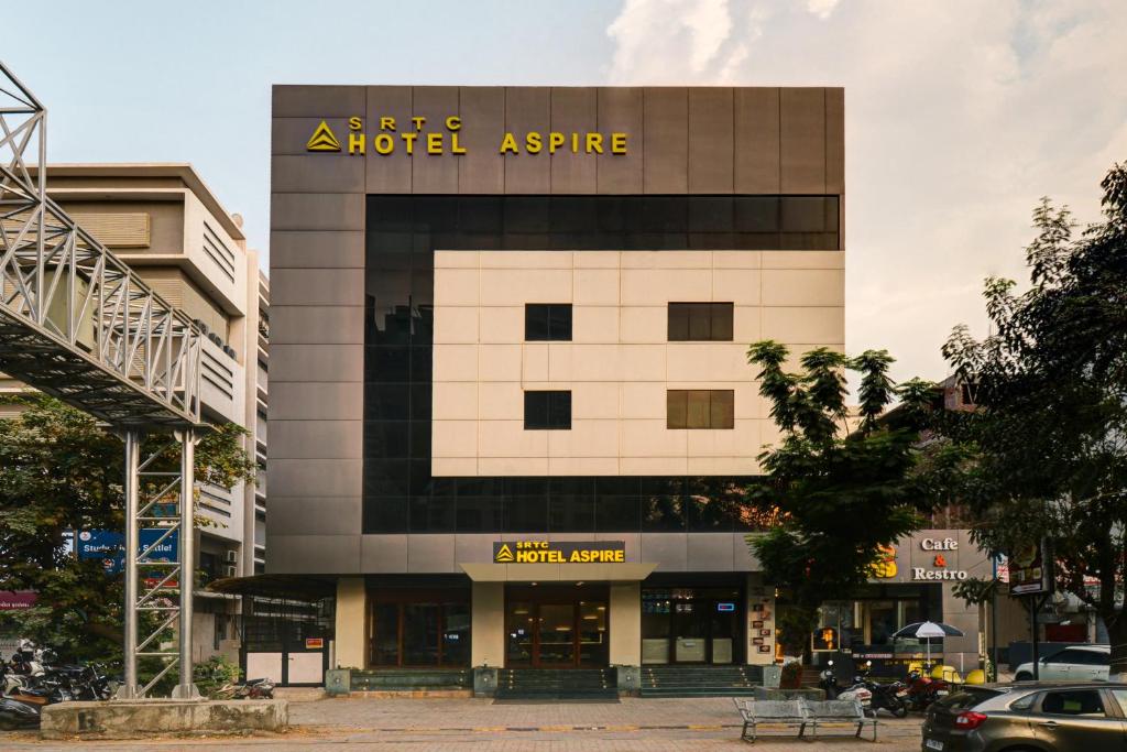 艾哈迈达巴德SRTC Hotel Aspire的建筑的侧面有标志