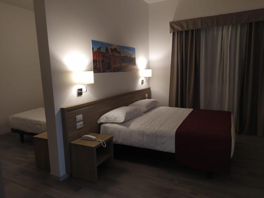 罗马Hotel Nova Domus Aurelia的酒店客房设有床和窗户。