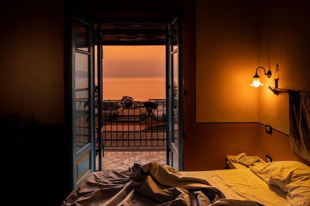 圣马里纳萨利纳玛玛桑堤娜酒店的一间卧室配有一张床,享有海景