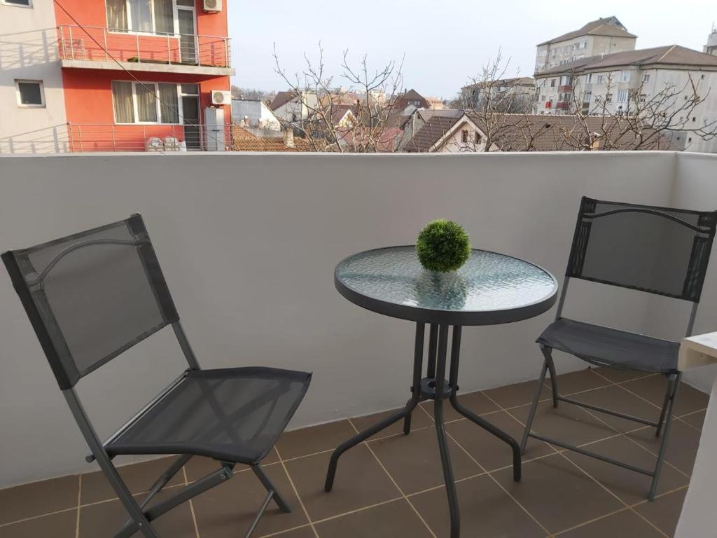 奥拉迪亚TALINA Apartament的阳台配有2把椅子和1张桌子