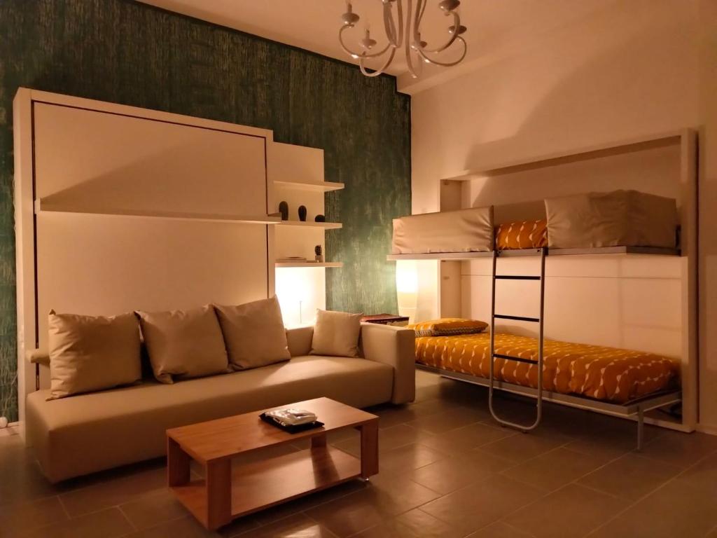 巴勒莫Arco Cutò casa vacanze的带沙发和双层床的客厅