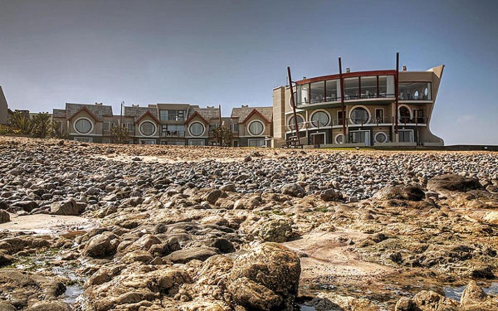 斯瓦科普蒙德海滩酒店的一座位于岩石海滩上的大型建筑