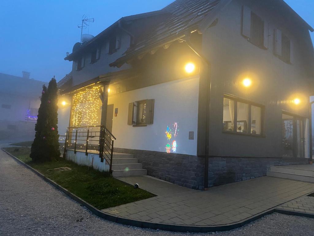 拉斯托瓦卡Antemurale - Luxury rooms,Plitvice Lakes的白色房子的一侧有灯