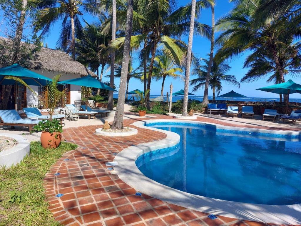 迪亚尼海滩Asha Boutique Hotel的棕榈树度假村的游泳池