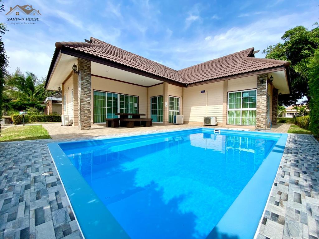 梅尔皮姆Sand-D House Pool Villa A13 at Rock Garden Beach Resort Rayong的房屋前的游泳池