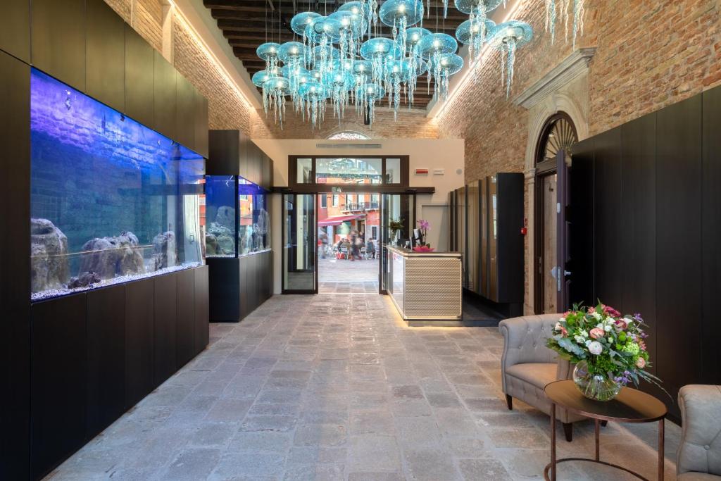 威尼斯Hotel Aquarius Venice-Ascend Hotel Collection的商店里带吊灯的走廊