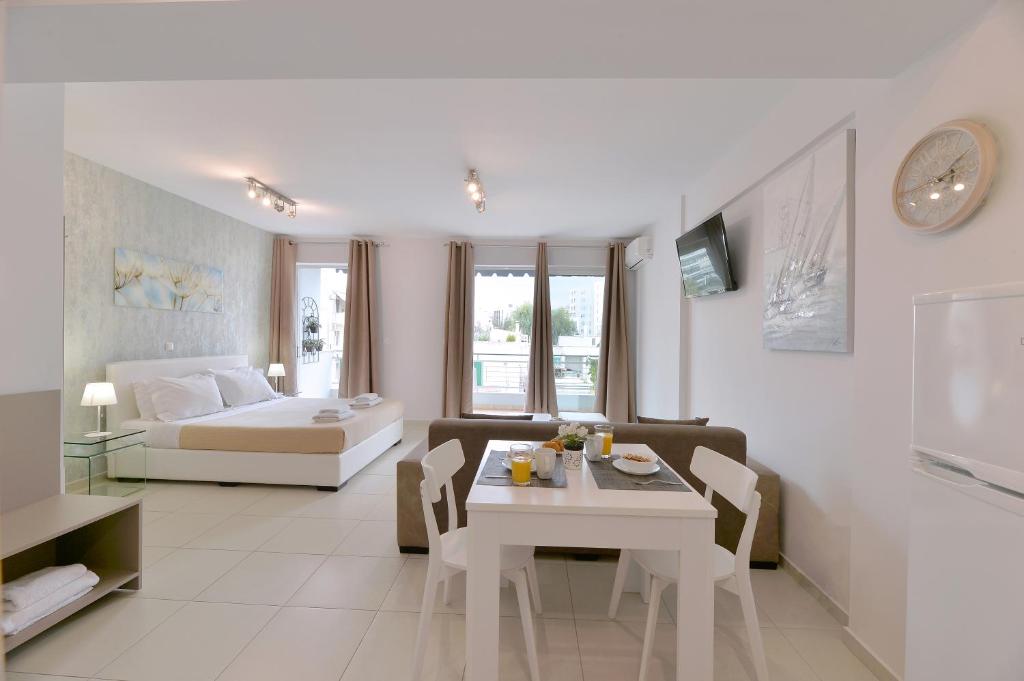 雅典Alekos Apartments 1 Νetflix的白色的客厅配有桌子和沙发