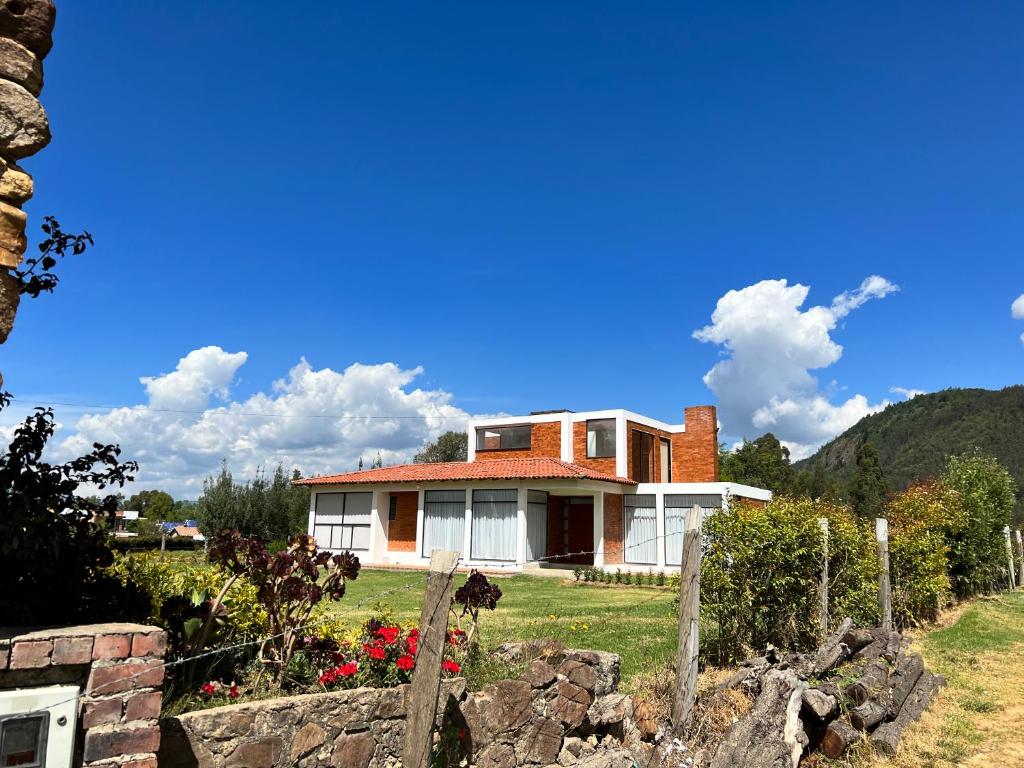索加莫索Casa Campestre Villa Luna的山丘上带围栏的房子