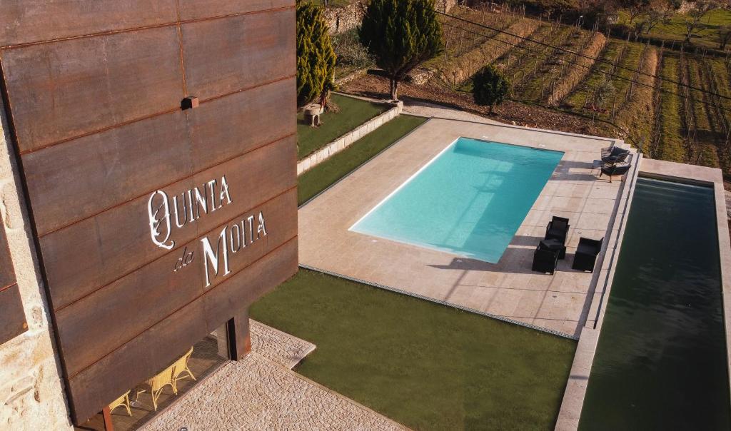 塔布阿苏Quinta da Moita Agroturismo的大楼旁游泳池的顶部景色