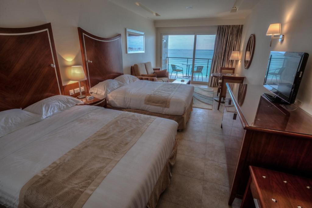 马特鲁港美景贝勒维度假村的酒店客房设有两张床和一台平面电视。