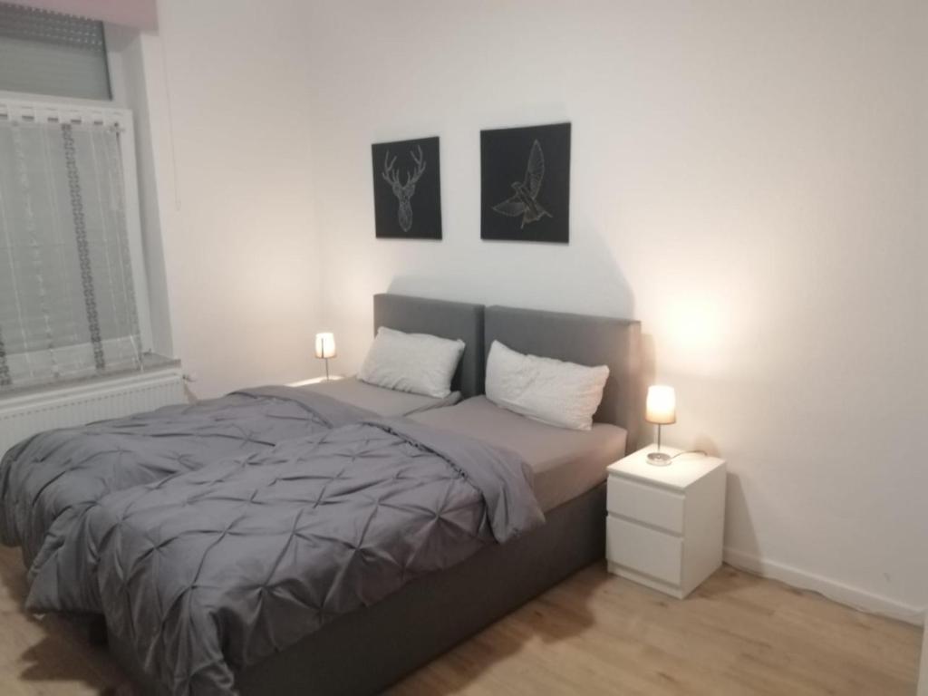 科隆Apartment Cologne的一间卧室配有一张带两盏灯的床。