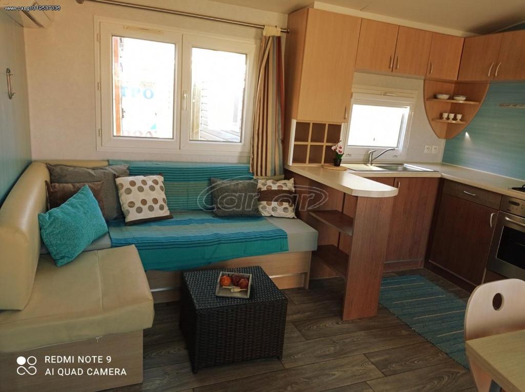 阿迪斯普普伦Yolo的带沙发的小客厅和厨房