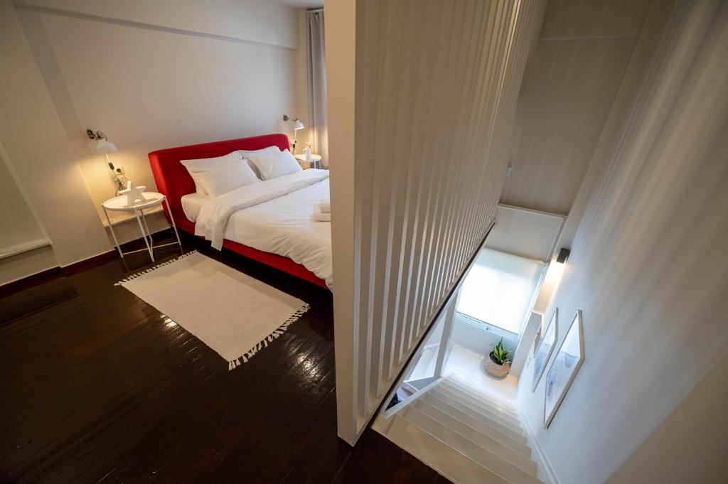 卡拉马塔Scala_Apartment的一间卧室配有一张红色床头板的床