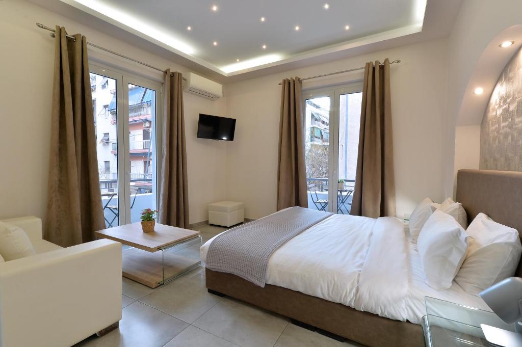 雅典Alekos Apartments 2- Netflix的酒店客房设有一张床和一个阳台。