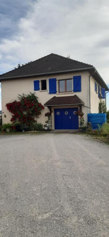 La Chapelle-lès-LuxeuilGuiguitte的白色和蓝色的房子,设有蓝色车库