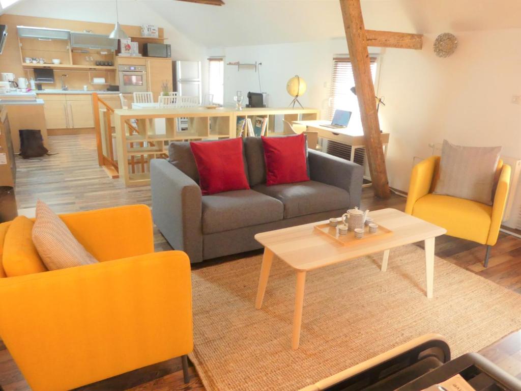 贝尔福Maison de ville, fibre et Netflix的客厅配有沙发、两把椅子和一张桌子