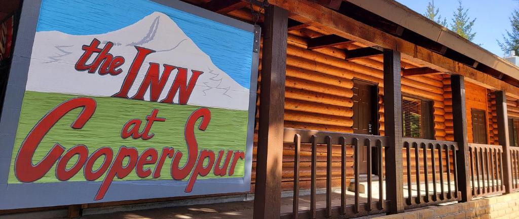 Mount HoodCooper Spur Mountain Resort的一座建筑,上面有读过山庄旅馆的信标