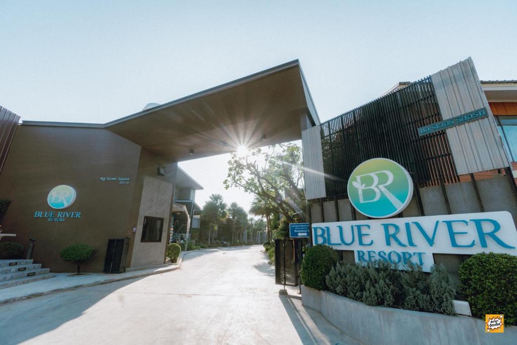彭世洛Blue River Resort的建筑前的蓝色河滨度假标志