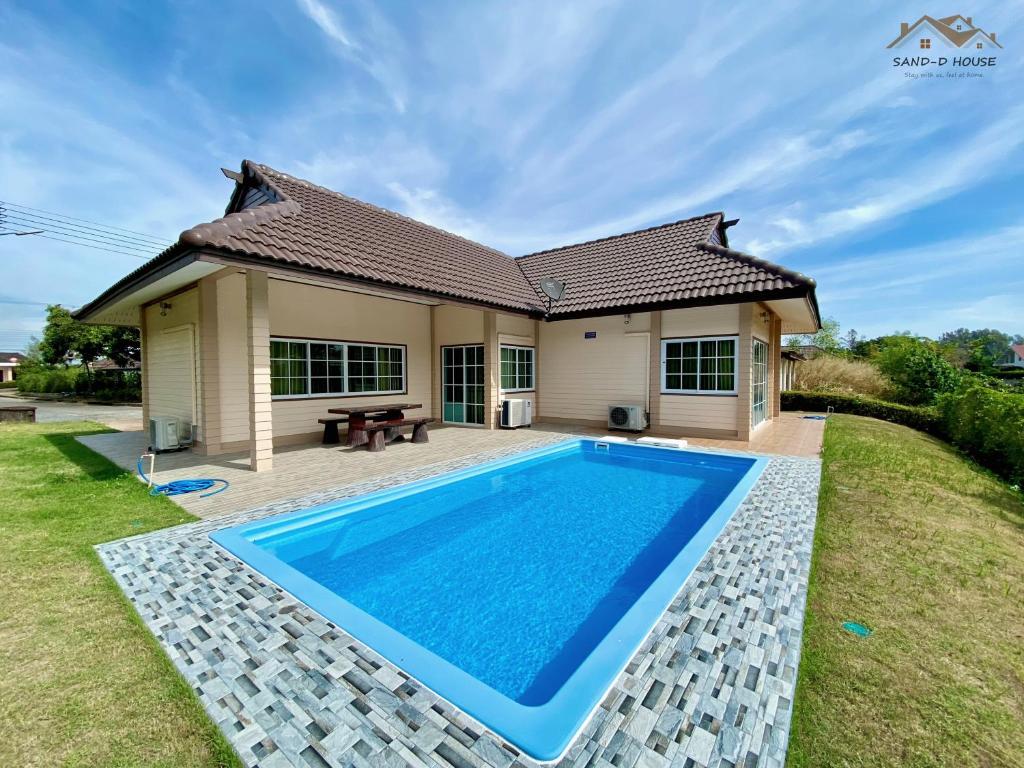 梅尔皮姆Sand-D House Pool Villa A15 at Rock Garden Beach Resort Rayong的别墅前设有游泳池