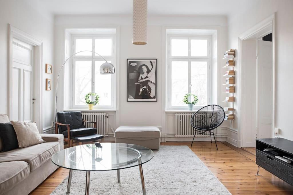 斯德哥尔摩Exclusive and light 3 room appartment in SoFo 97sqm的带沙发和玻璃桌的客厅