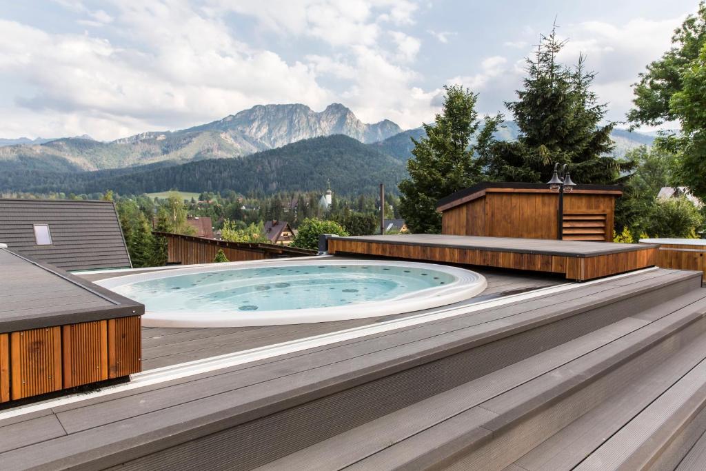 考斯赛力克Tatra Resort & SPA的山底甲板上的热水浴池