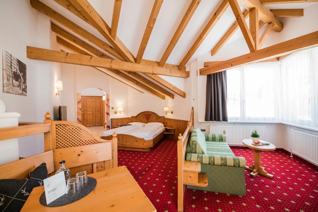 多比亚科Hotel Laurin的酒店客房 - 带一间卧室和一张床