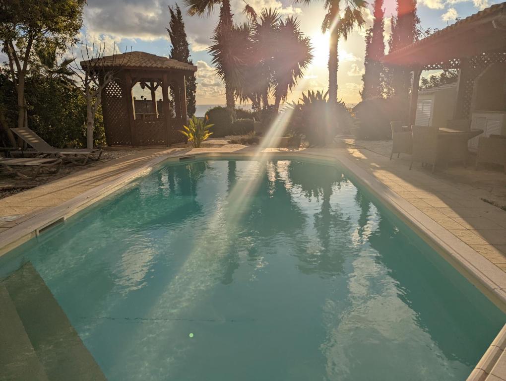 库克里亚Villa Pontus - stunning views & privacy in beautiful garden with pool & hot tub的棕榈树庭院内的游泳池