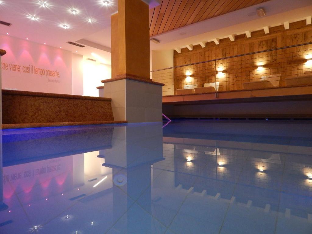 摩德纳迪-坎皮格里奥理想酒店的大楼内带灯光的游泳池