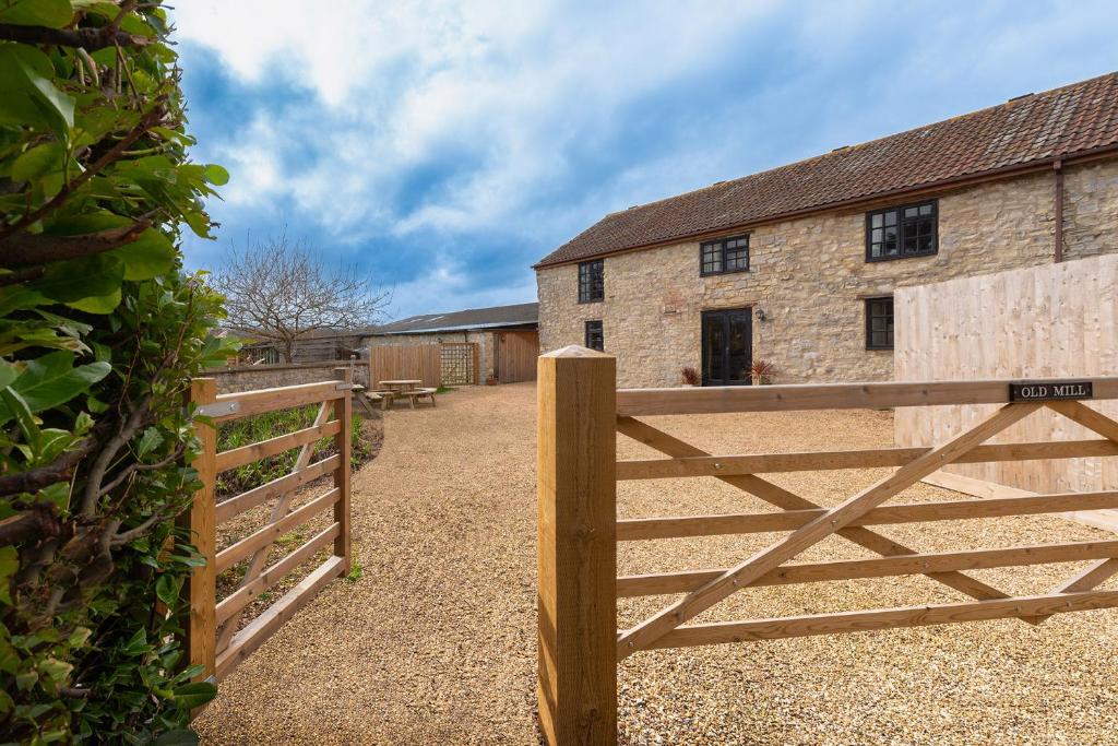 Hatch BeauchampSomerset Country Escape - Luxury barns with hot tubs的谷仓前的木栅栏