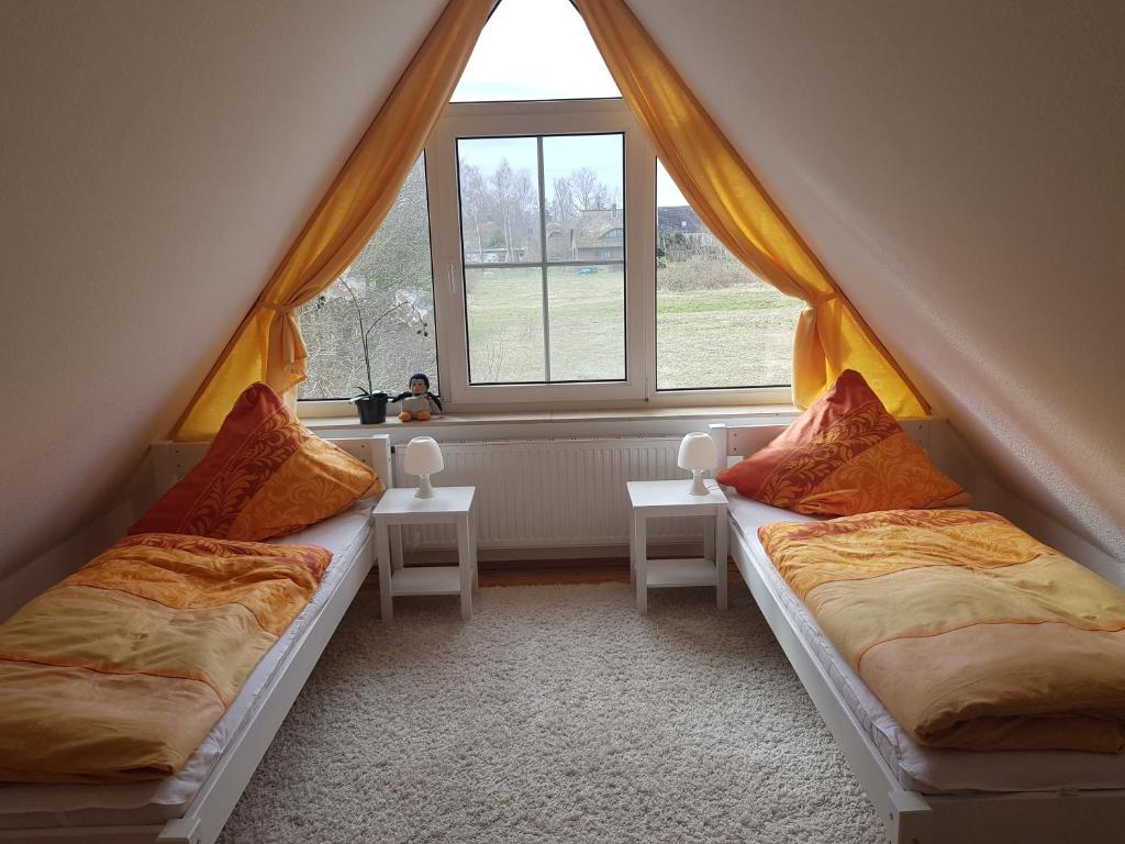 布雷格Inselleuchten的带窗户的客房内的两张床