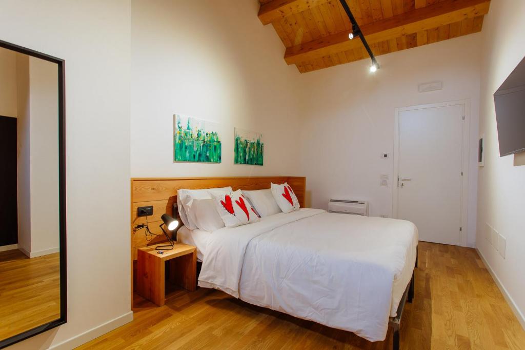 帕多瓦Dadi Home Camera 5的卧室配有带红色枕头的大型白色床