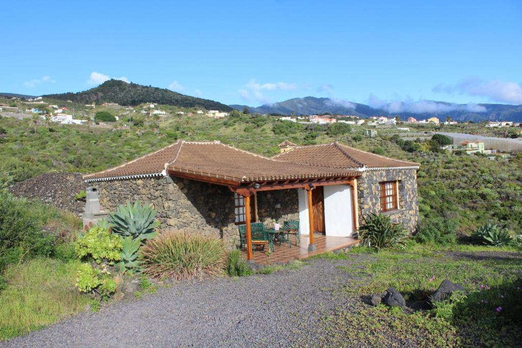 马佐Casa Las Caracolas的山丘上带门廊的小石屋