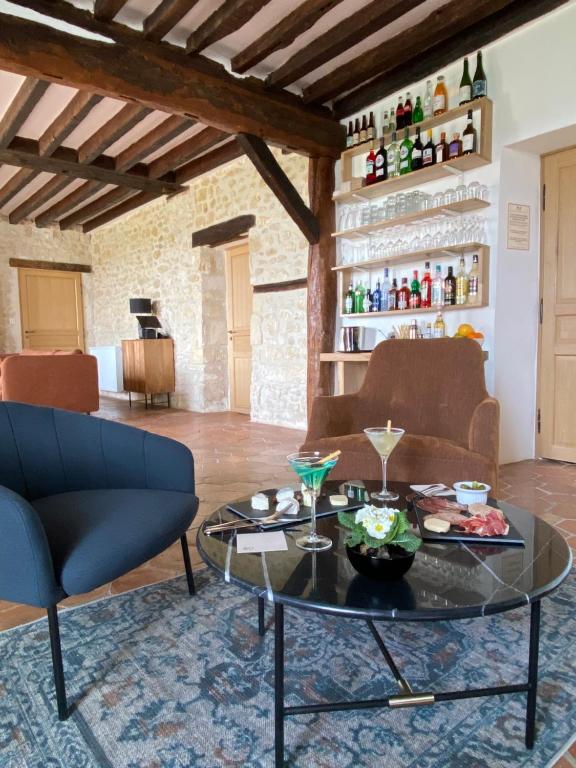 Le MerleraultDomaine de Prestal的客厅配有桌子和沙发