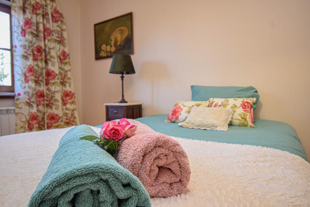 辛特拉Casa das Rosas的一间卧室配有一张粉红色花卉床