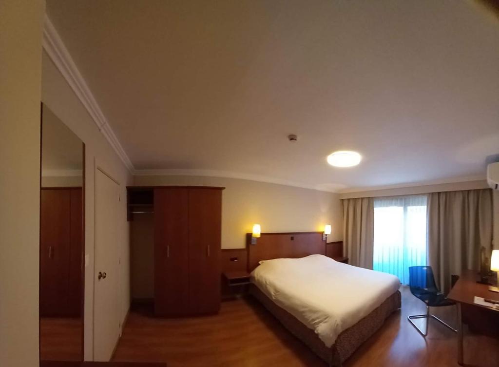 尼诺纲德克罗尼酒店的酒店客房设有床和窗户。