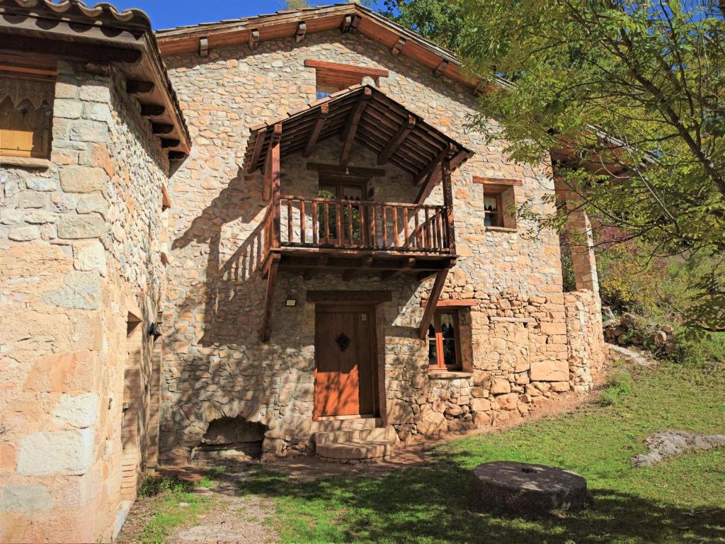 拉加玛艾佩德拉Molí de Dalt的一座古老的石头建筑,上面设有阳台