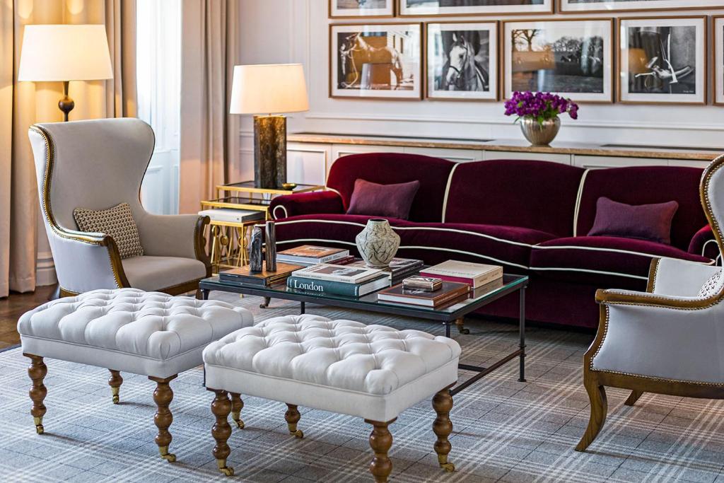 伦敦The Adria的客厅配有沙发和桌椅