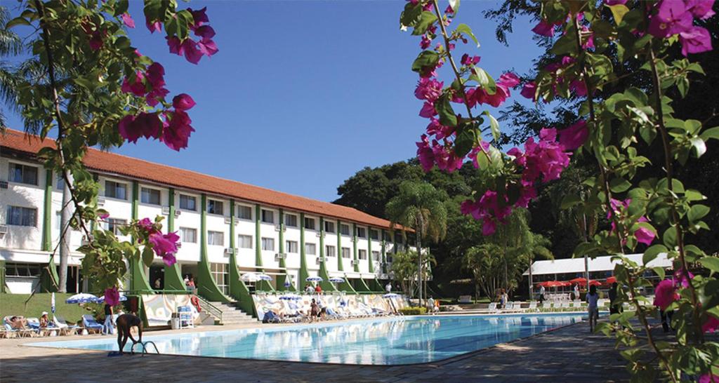 阿蒂巴亚Eldorado Atibaia Eco Resort的建筑前的一座带游泳池的建筑