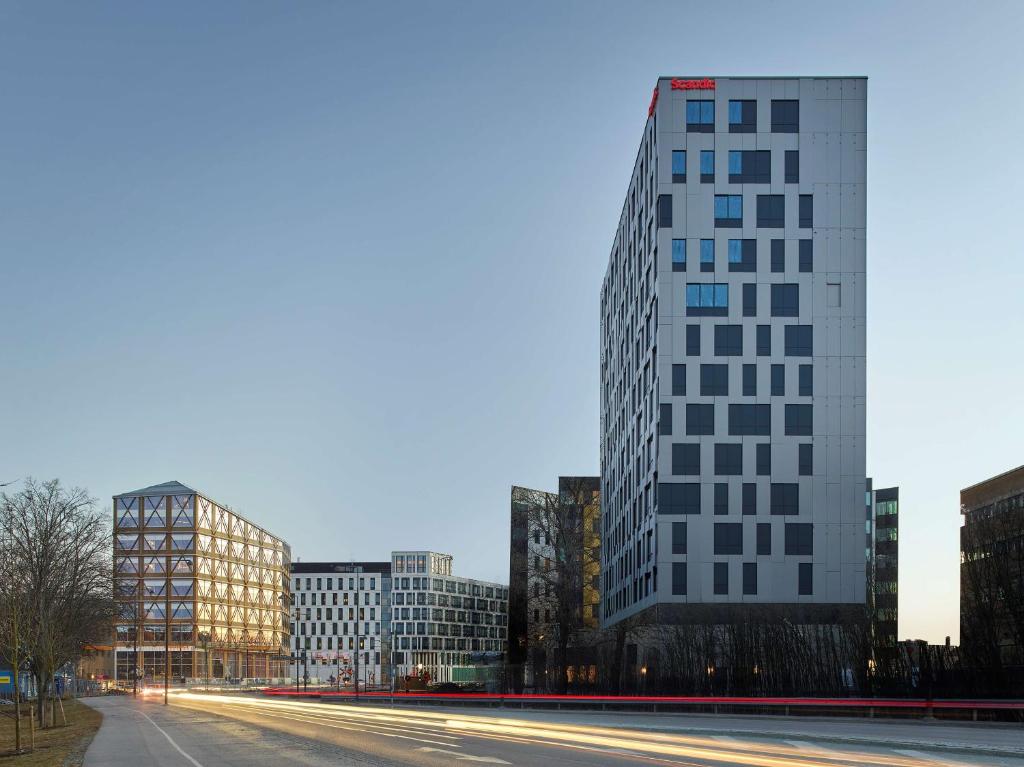 厄勒布鲁Scandic Örebro Central的一座高楼高街的城市