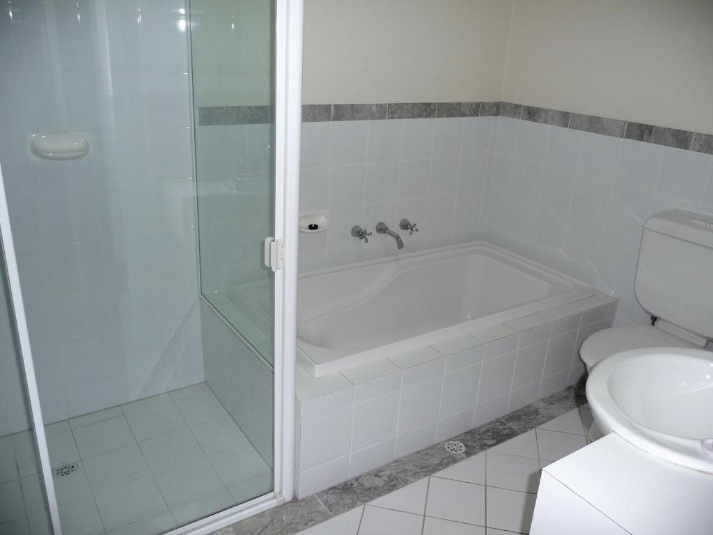 阿德莱德Superb Stay in Adelaides East End的带淋浴、浴缸和卫生间的浴室