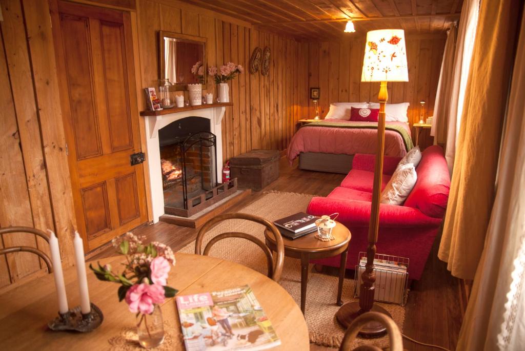 StaveleyRed Cottages Staveley的客厅设有一张床和一个壁炉
