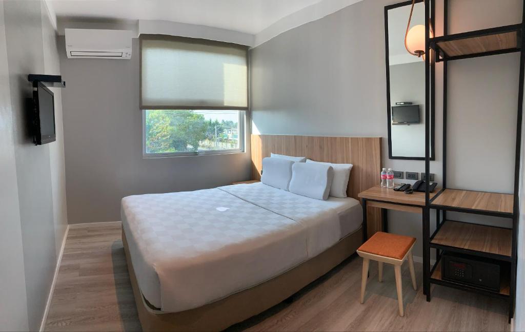 巴科洛德巴科洛德酒店的一间卧室配有一张床、一张书桌和一面镜子