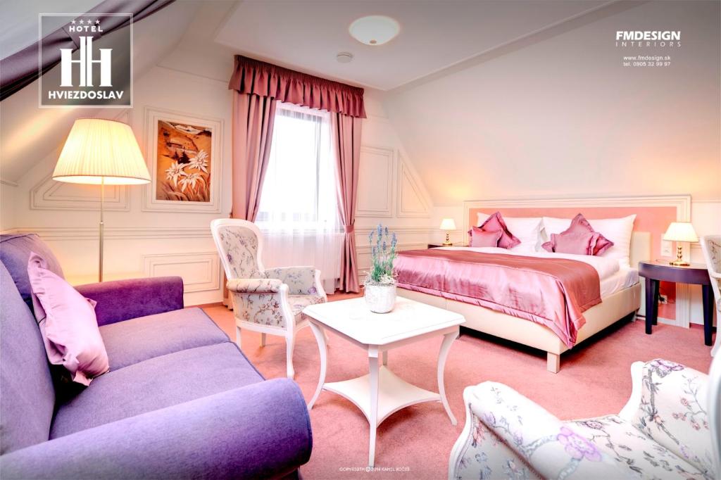 维多斯拉夫精品酒店客房内的一张或多张床位