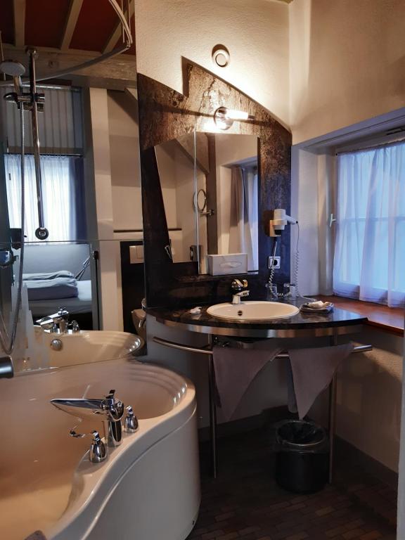 Hotel Schiefes Haus的一间浴室