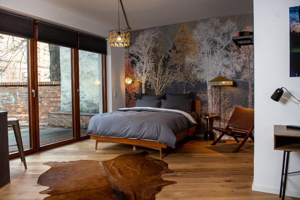 柏林Urbn Dreams II的一间卧室设有一张床和一个大窗户