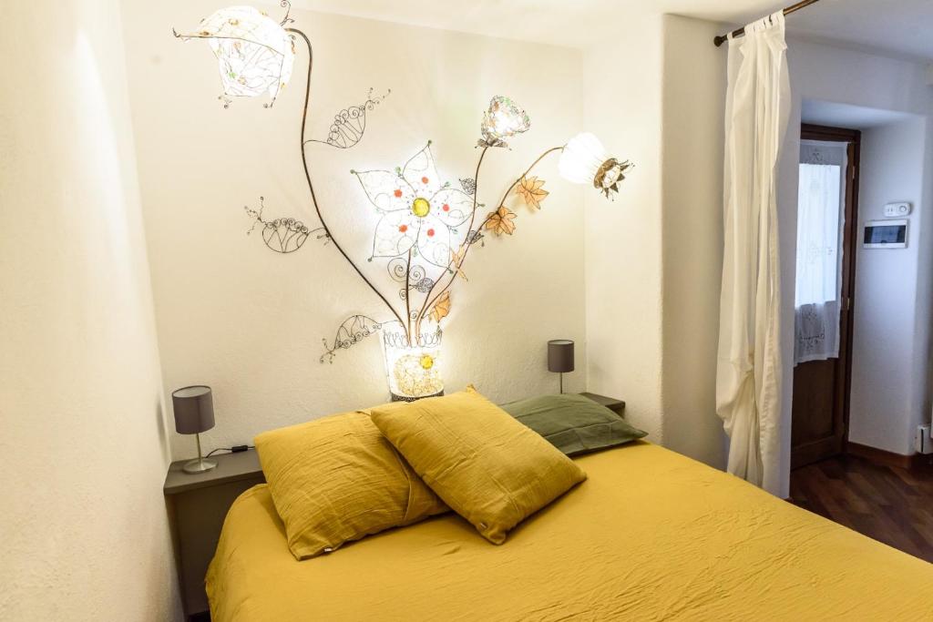 奥斯塔DeTillierStudiò的卧室配有黄色床,墙上挂有花卉壁画